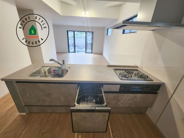 福岡市東区香椎第3-2棟（1号棟）　の内観：施工例|ご家族を近くに感じられる対面キッチンのLDK。会話もはずみそうですね。