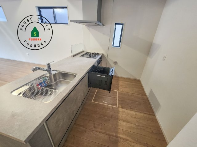 福岡市東区香椎第3-2棟（1号棟）　の内観：施工例|ダイニングテーブルへの配膳がラクラク、お料理はかどるカウンター付きシステムキッチン！