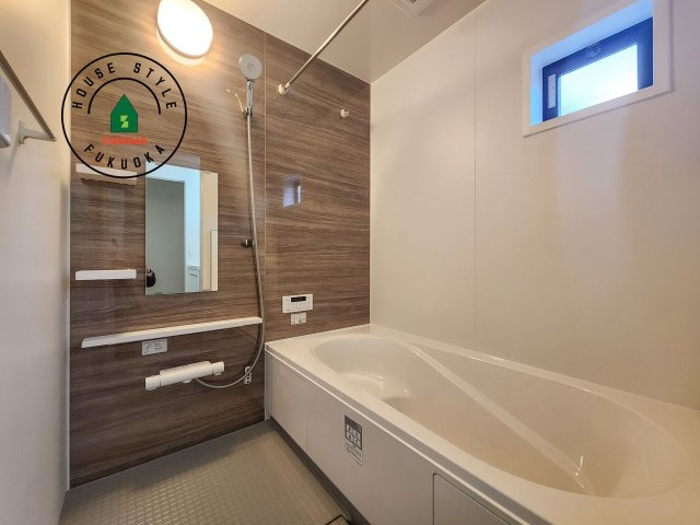 福岡市東区香椎第3-2棟（2号棟）　の内観：施工例|1日の疲れを癒してくれる広々バスルーム。雨の日のお洗濯にも大活躍な浴室乾燥機付です！