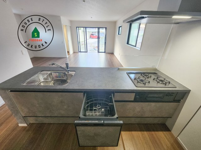 福岡市東区香椎第3-2棟（2号棟）　の内観：施工例|ご家族を近くに感じられる対面キッチンのLDK。会話もはずみそうですね。