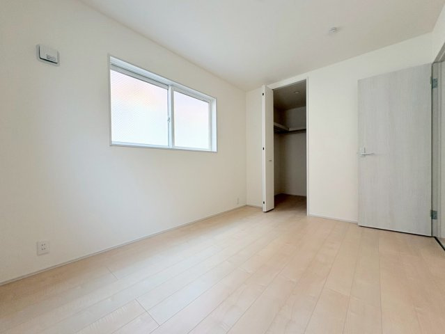 【商談中】リーブルガーデン　岐阜市池ノ上町４丁目　全１区画分譲の洋室|全居室にたっぷり収納できる大型クローゼット、居室部分の窓ガラスには間に空気層を設けたペアガラスを採用。
高い断熱性と共にガラス面の結露対策にも効果を発揮します。