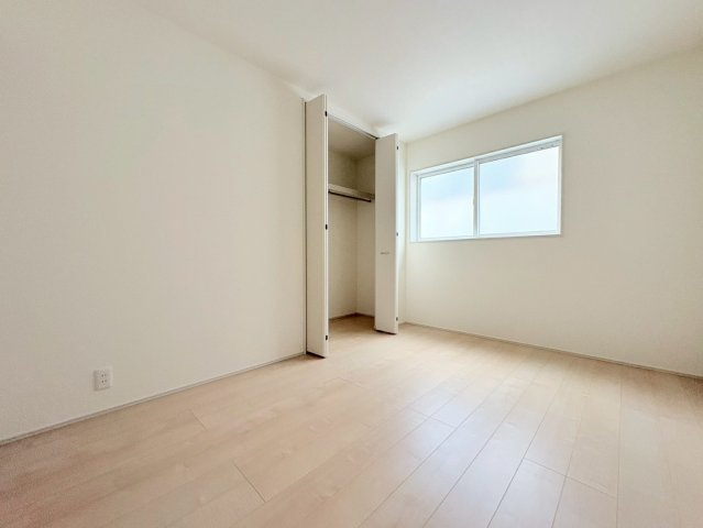 【商談中】リーブルガーデン　岐阜市池ノ上町４丁目　全１区画分譲の洋室|全居室にたっぷり収納できる大型クローゼット、居室部分の窓ガラスには間に空気層を設けたペアガラスを採用。
高い断熱性と共にガラス面の結露対策にも効果を発揮します。