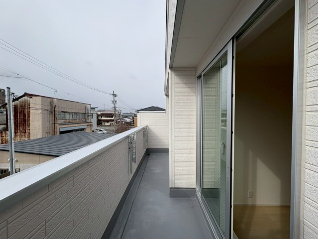【商談中】リーブルガーデン　岐阜市池ノ上町４丁目　全１区画分譲のバルコニー|バルコニーは南向きで洗濯物もよく乾きます！強度と表面積硬度を持つFPRで防水しています。