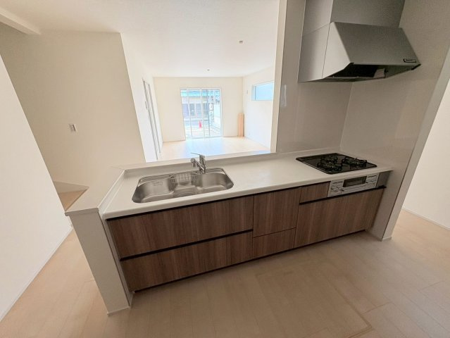 【商談中】リーブルガーデン　岐阜市池ノ上町４丁目　全１区画分譲のキッチン|機能的で手入れがしやすいシステムキッチンでお掃除も楽々。蛇口は浄水器内蔵型で節湯CI対応水栓です。　
人造大理石カウンターやキッチンパネルなど明るくきれいにお使いいただけます。