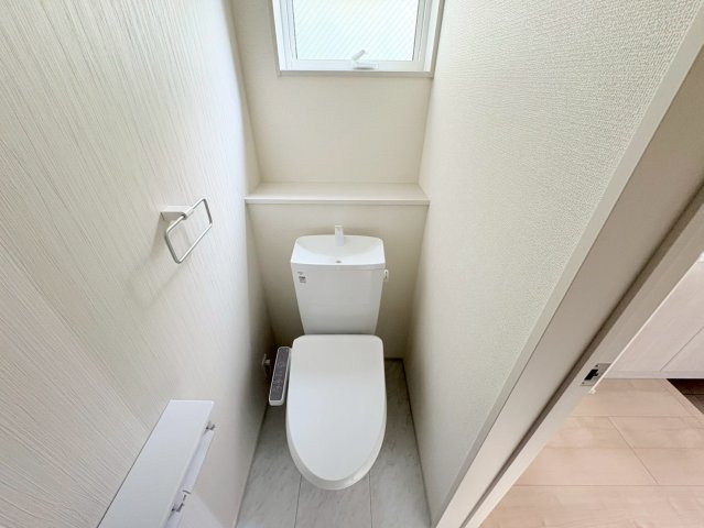 【商談中】リーブルガーデン　岐阜市池ノ上町４丁目　全１区画分譲のトイレ|超表面平滑加工とイオンパワーの「セフィオンテクト」加工で、汚れが付きにくく落ちやすい仕様で清潔です。
便器にフチがないので汚れが隠れて見えない部分がありません。お手入れがとってもラクラクです。