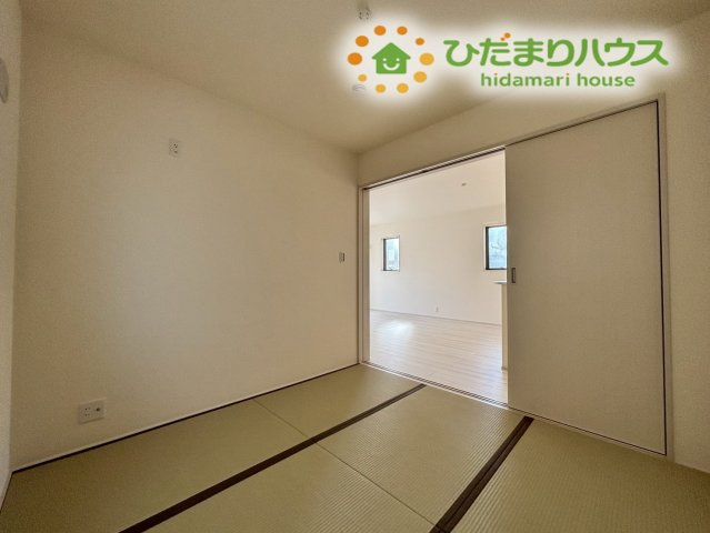 鴻巣市東　第4　新築一戸建て　リーブルガーデン　01の和室|リビングと続き間の和室は、扉を開ければさらに広々とした空間として利用できます！
来客用のスペースとしても最適です！