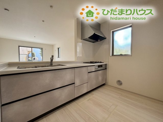 鴻巣市東　第4　新築一戸建て　リーブルガーデン　01のキッチン|対面式のキッチンは、リビングで遊ぶお子様の様子を見守りながら、安心してお料理を楽しむことができます。家族との会話も自然と弾みそうですね♪