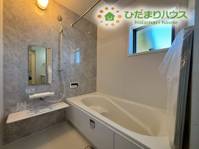 鴻巣市東　第4　新築一戸建て　リーブルガーデン　01の浴室|お風呂は、足を伸ばしてゆったりとリラックスできる一坪タイプのバスルームです。
自然光の中で心地よいバスタイムを過ごせます！お子様と一緒の入浴も楽々ですね♪