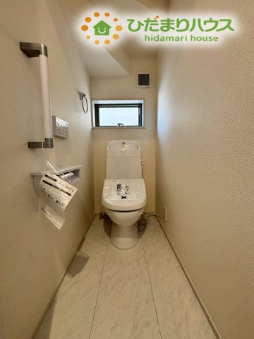 鴻巣市東　第4　新築一戸建て　リーブルガーデン　01のトイレ|小窓が付いているので、トイレも明るい空間になっております♪						
ウォシュレット機能付きで快適に使用でき、窓からの換気もばっちりです◎