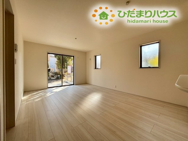 鴻巣市東　第4　新築一戸建て　リーブルガーデン　01の居間・リビング|16帖のLDKは、南東側からの自然光が差し込む明るい空間です。
リビング全体が開放的で、家族みんなが自然と集まるような居心地の良さを感じられます(^^)/