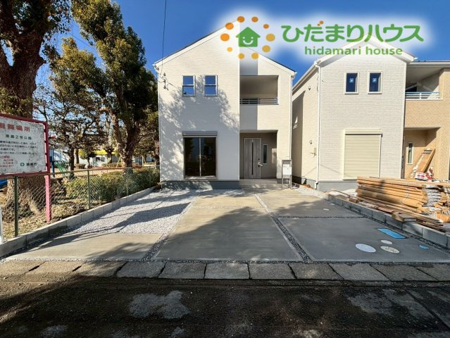 鴻巣市東　第4　新築一戸建て　リーブルガーデン　01の駐車場|普通車3台が無理なく駐車できる広々としたスペースです！
静かで落ち着いた住環境は、小さなお子様がいるご家族にも安心ですね！