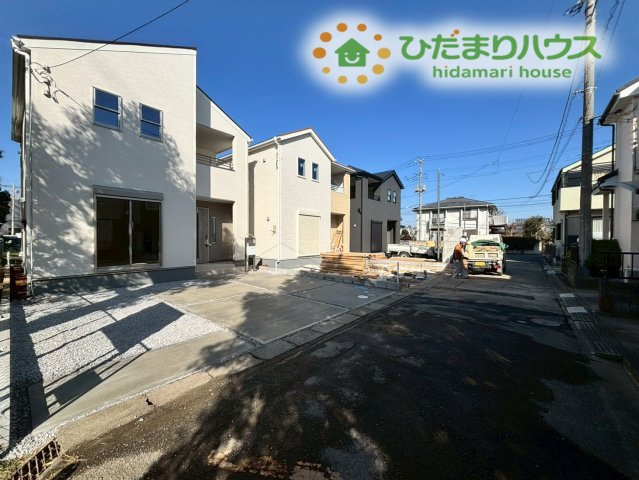 鴻巣市東　第4　新築一戸建て　リーブルガーデン　01の前面道路含む現地写真|南東側道路につき日当たり良好！