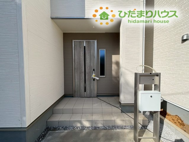 鴻巣市東　第4　新築一戸建て　リーブルガーデン　01のエントランス|清潔感のある玄関アプローチです。
駐車スペースがすぐ近くにあるため、雨の日のお子様の送り迎えや、お買い物帰りの荷物の運び入れもスムーズに行えます◎