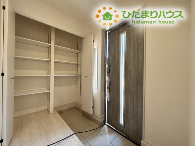 鴻巣市東　第4　新築一戸建て　リーブルガーデン　01の玄関|玄関は明るく、お出かけ前や帰宅時に気持ちよく過ごせます☆
大容量のシューズボックスが設置されており、家族全員の靴をすっきりと収納できます。
散らかりがちな玄関も綺麗に保てますね。