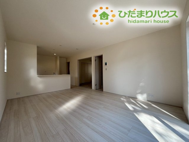 鴻巣市東　第4　新築一戸建て　リーブルガーデン　01の居間・リビング|リビングの大きい窓からの光が入って開放的なレイアウトです。
明るい色の床なのでどんな家具にもマッチします！