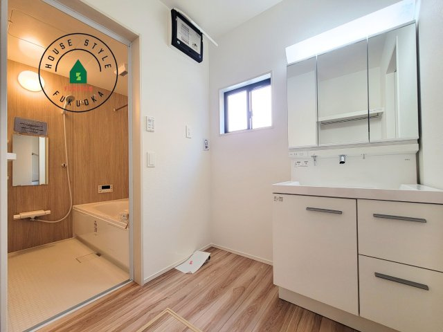 福岡市東区奈多1丁目第2-6棟（1号棟）の内観：施工例|ゆとりの洗面スペースで朝の身支度もスムーズに。暮らしを快適に変えるシャワー付洗面台です！