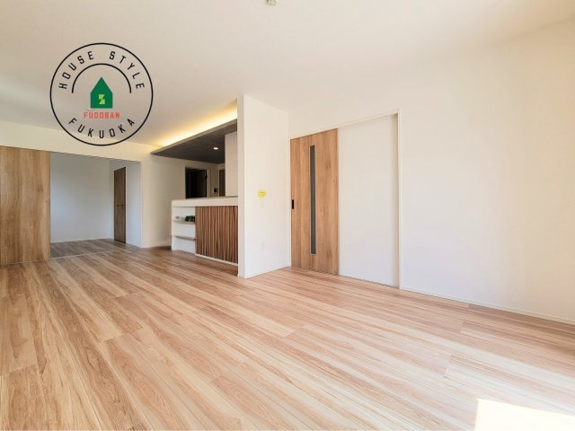 福岡市東区奈多1丁目第2-6棟（1号棟）の内観：施工例|ご家族を近くに感じられる対面キッチンのLDK。会話もはずみそうですね。