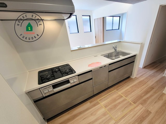 福岡市東区奈多1丁目第2-6棟（1号棟）の内観：施工例|ダイニングテーブルへの配膳がラクラク、お料理はかどるカウンター付きシステムキッチン！