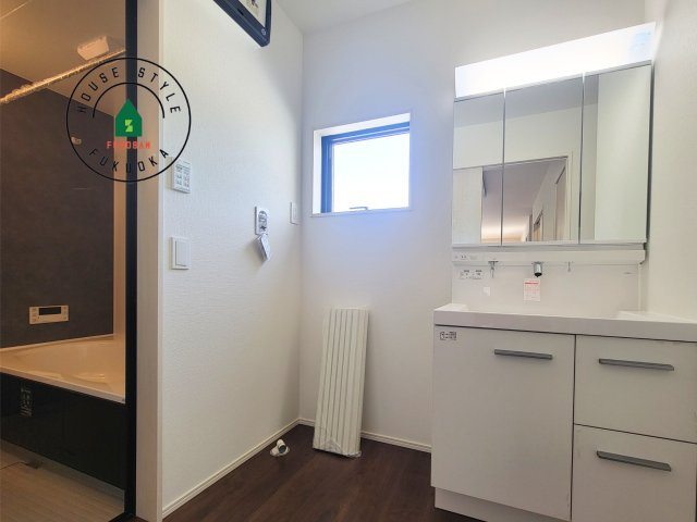 福岡市東区奈多1丁目第2-6棟（2号棟）の内観：施工例|ゆとりの洗面スペースで朝の身支度もスムーズに。暮らしを快適に変えるシャワー付洗面台です！