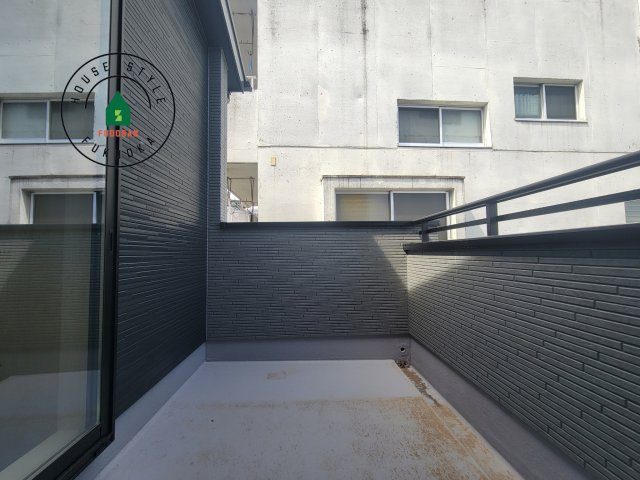 福岡市東区奈多1丁目第2-6棟（2号棟）の外観：施工例|風をしっかりと感じられるバルコニーでは、毎日が洗濯日和です。広々としているので洗濯も楽しくなるでしょうし、気分転換にバルコニーからの眺めを楽しむのもいいでしょう。