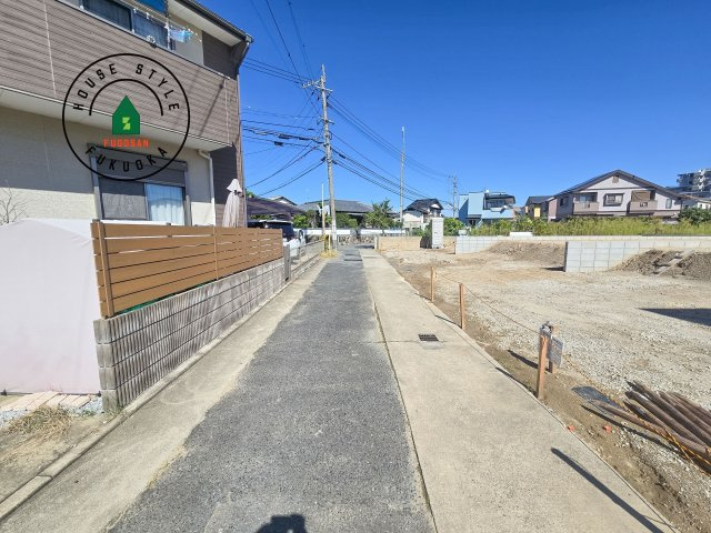 福岡市東区奈多1丁目第2-6棟（2号棟）の前面道路含む現地写真|前面道路は閑静な住宅地をはしる車通りの少ない道路。お車の出し入れが苦手なママや小さなお子様にも安心ですね。しっかり舗装もされているので、ベビーカーや自転車で通っても快適に通行できます。