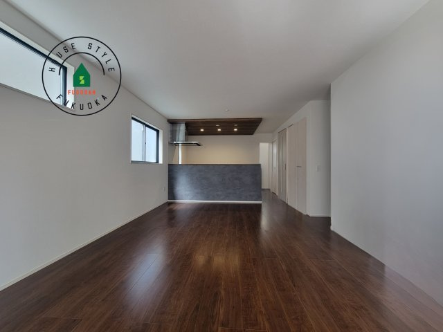 福岡市東区奈多1丁目第2-6棟（2号棟）の内観：施工例|ご家族を近くに感じられる対面キッチンのLDK。会話もはずみそうですね。