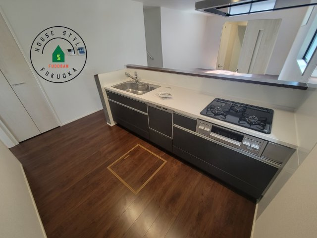 福岡市東区奈多1丁目第2-6棟（2号棟）の内観：施工例|ダイニングテーブルへの配膳がラクラク、お料理はかどるカウンター付きシステムキッチン！