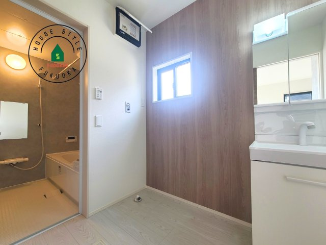 福岡市東区奈多1丁目第2-6棟（3号棟）の内観：施工例|ゆとりの洗面スペースで朝の身支度もスムーズに。暮らしを快適に変えるシャワー付洗面台です！