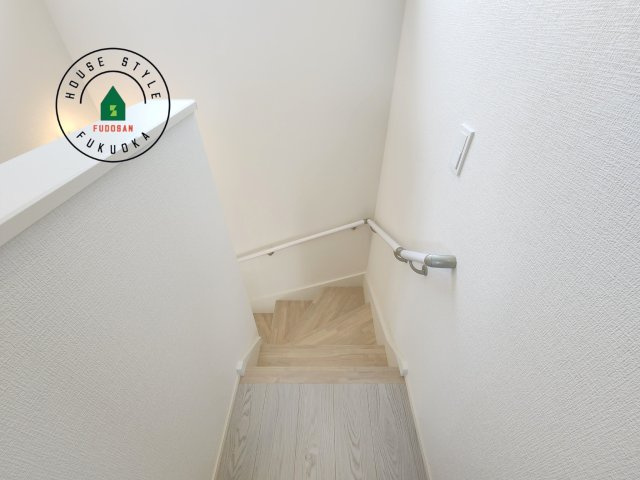 福岡市東区奈多1丁目第2-6棟（3号棟）の内観：施工例|階段からも明るい光が入ります。採光や通風も階段の重要な役割です。