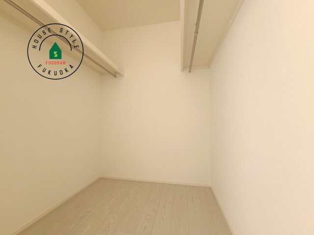 福岡市東区奈多1丁目第2-6棟（3号棟）の内観：施工例|洋服や大きな荷物が多い方や人数の多いご家族などは、一般的なクローゼットよりもウォークインクローゼットのほうが使い勝手が良いです。