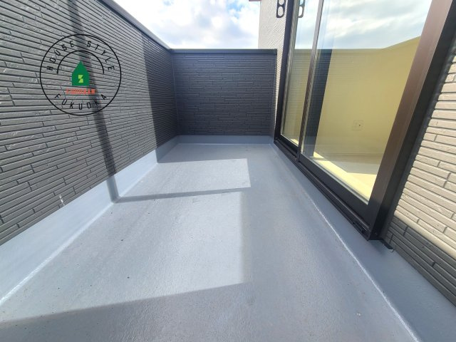 福岡市東区奈多1丁目第2-6棟（3号棟）の外観：施工例|風をしっかりと感じられるバルコニーでは、毎日が洗濯日和です。広々としているので洗濯も楽しくなるでしょうし、気分転換にバルコニーからの眺めを楽しむのもいいでしょう。