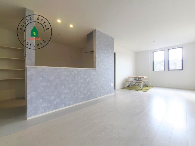 福岡市東区奈多1丁目第2-6棟（3号棟）の内観：施工例|ご家族を近くに感じられる対面キッチンのLDK。会話もはずみそうですね。