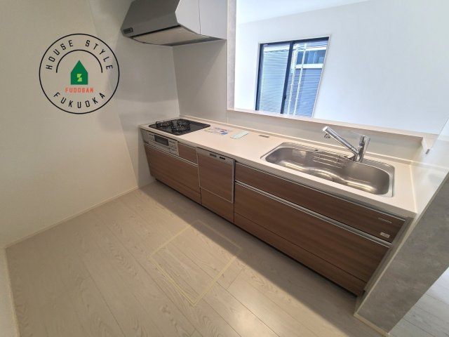 福岡市東区奈多1丁目第2-6棟（3号棟）の内観：施工例|ダイニングテーブルへの配膳がラクラク、お料理はかどるカウンター付きシステムキッチン！