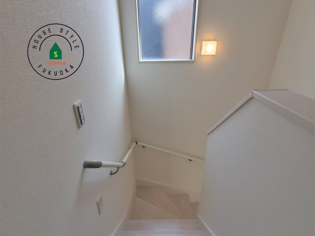 福岡市東区奈多1丁目第2-6棟（4号棟）の内観：施工例|階段からも明るい光が入ります。採光や通風も階段の重要な役割です。