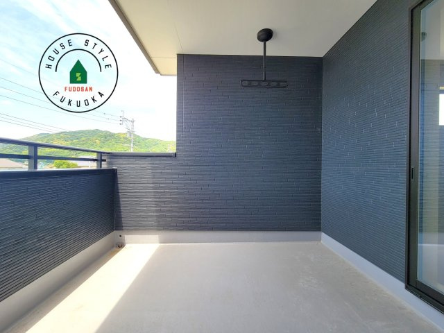 福岡市東区奈多1丁目第2-6棟（4号棟）の外観：施工例|風をしっかりと感じられるバルコニーでは、毎日が洗濯日和です。広々としているので洗濯も楽しくなるでしょうし、気分転換にバルコニーからの眺めを楽しむのもいいでしょう。