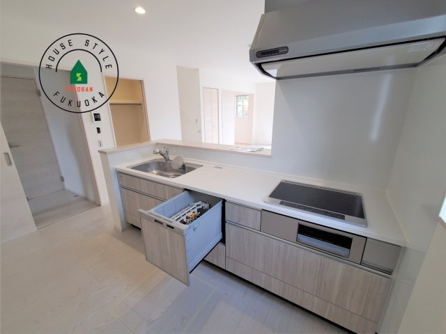 福岡市東区奈多1丁目第2-6棟（4号棟）の内観：施工例|ダイニングテーブルへの配膳がラクラク、お料理はかどるカウンター付きシステムキッチン！