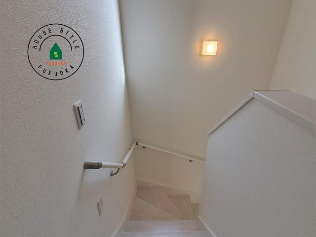 福岡市東区奈多1丁目第2-6棟（5号棟）の内観：施工例|階段からも明るい光が入ります。採光や通風も階段の重要な役割です。