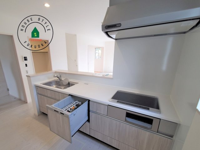 福岡市東区奈多1丁目第2-6棟（5号棟）の内観：施工例|ダイニングテーブルへの配膳がラクラク、お料理はかどるカウンター付きシステムキッチン！