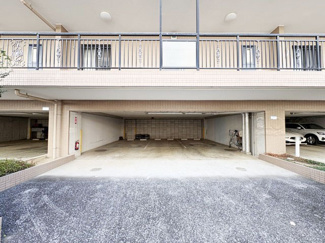 【駐車場】 | マンションの駐車場スペース。空きの有無や駐車料金、サイズ規定などについては、改めてお問い合わせください。～即日のご見学可能～　お問合せはお気軽にどうぞ。