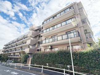 【外観】 | 手入れの行き届いた外壁やエントランスなど、「見ればわかる」レベルで清潔感を保ったマンションです。築年数を感じさせない姿で皆様をお出迎えします。～即日のご見学可能～　お問合せはお気軽にどうぞ。