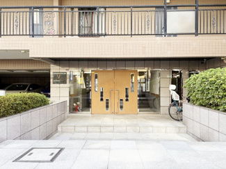 【エントランス】 | オートロックを備えた、マンションのエントランス。やはりセキュリティの観点は欠かすことができません。皆様を“安全”に送り出し、出迎えてくれます。～即日のご見学可能～　お問合せはお気軽にどうぞ。
