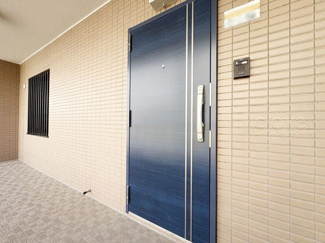 【その他共用部分】 | 皆様をお迎えする、お部屋の玄関ドア。開けやすさや開放角度、ドアノブの操作しやすさや鍵の形状などを、現地で一度ご確認ください。～即日のご見学可能～　お問合せはお気軽にどうぞ。