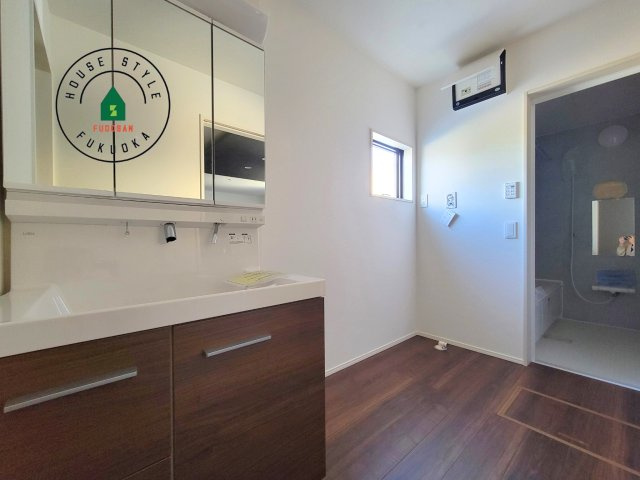 福岡市東区奈多1丁目第2-6棟（6号棟）の内観：施工例|ゆとりの洗面スペースで朝の身支度もスムーズに。暮らしを快適に変えるシャワー付洗面台です！