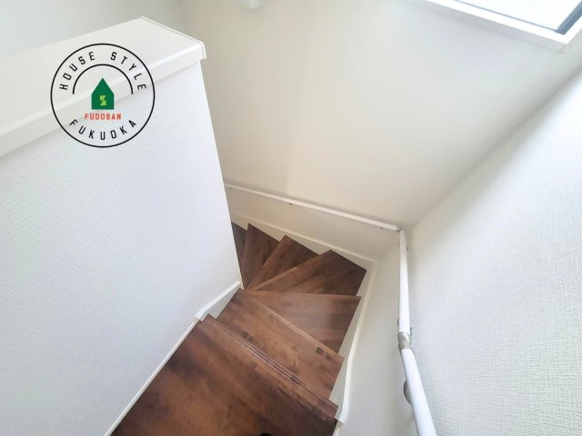 福岡市東区奈多1丁目第2-6棟（6号棟）の内観：施工例|階段からも明るい光が入ります。採光や通風も階段の重要な役割です。