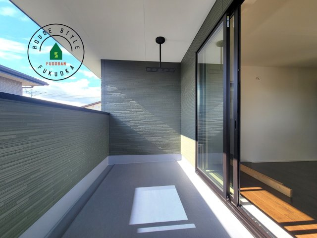 福岡市東区奈多1丁目第2-6棟（6号棟）の外観：施工例|風をしっかりと感じられるバルコニーでは、毎日が洗濯日和です。広々としているので洗濯も楽しくなるでしょうし、気分転換にバルコニーからの眺めを楽しむのもいいでしょう。