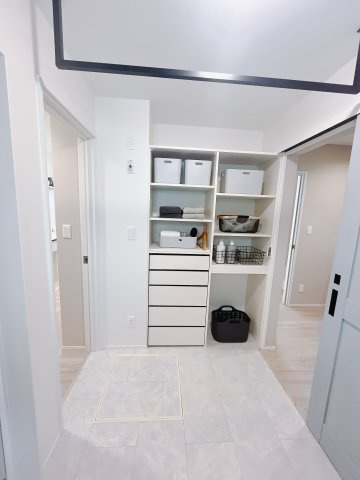 【新築戸建】北群馬郡吉岡町大字大久保の独立洗面台|■洗面室｜リネンスペースには、タオルやバスタオル・着替えなどが置けるので大変便利です♪買い置きした洗剤もしまえてどんな時も綺麗な状態を保てます♪