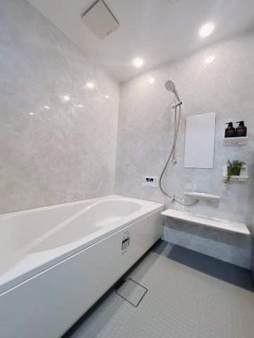 【新築戸建】北群馬郡吉岡町大字大久保の浴室|■浴室｜大人が足を伸ばしても入れる広々浴槽ですので、肩まで浸かって体全体をしっかり温められます。大きな窓がついておりますので、湿気で篭りがちなバスルームも換気することができます( ＾＾ )