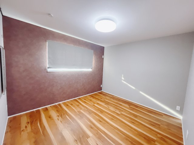 【新築戸建】北群馬郡吉岡町大字大久保の洋室|■2階洋室｜アクセントクロスをあしらい、ホテルのような落ち着いた空間を演出しました。南向きなので陽当りも良く、朝は爽やかな陽射しがお部屋を包みます☆