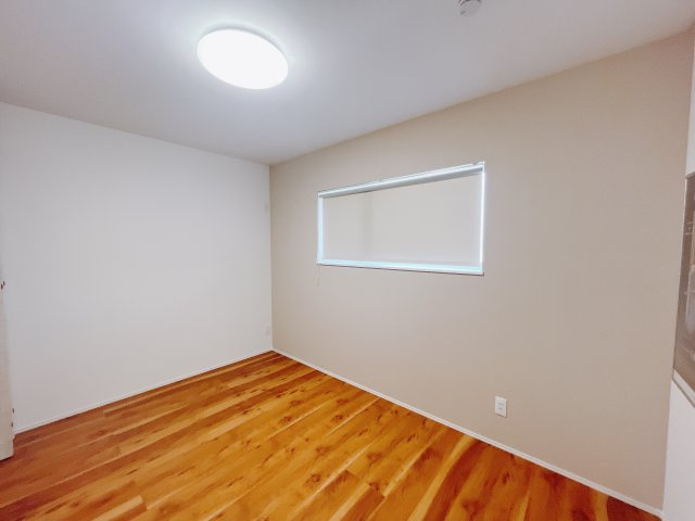 【中古戸建】北群馬郡吉岡町大字大久保の洋室|■2階洋室｜2階洋室には大きな窓をご用意しています。日中はあたたかな日差し差し込み自分時間も充実できますね＾＾