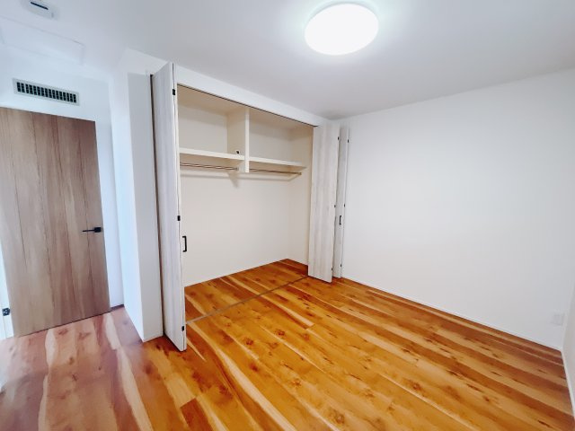 【中古戸建】北群馬郡吉岡町大字大久保の洋室|■2階洋室｜2階各居室には収納をご用意しています♪常にお部屋を綺麗に保てます！小さなお子様も自然とお片付けができるようになるのでうれしいですよね！